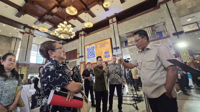 Seorang ibu rumah tangga bernama Julia Subintoro  menangis saat mengadu pada Menteri Hukum (Menkum), Supratman Andi Agtas dalam program PASTI Ada Solusi pada Jumat (31/7/2026). Foto: Dok. Isitimewa