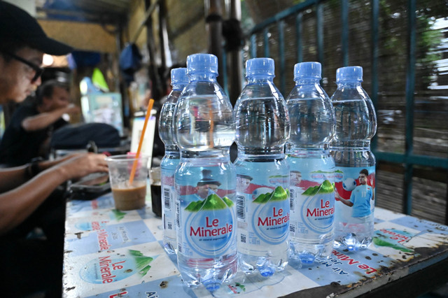 Tampilan kemasan botol Le Minerale yang dilengkapi segel pelindung. Foto: Istimewa.