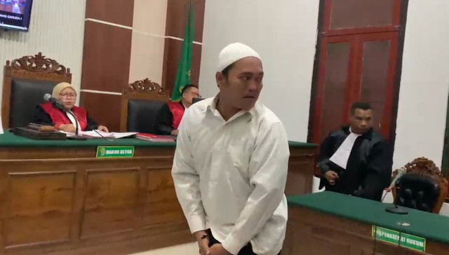 Moh Syifak bin Muntiri, pria di Surabaya divonis 4 bulan penjara usai mencuri dompet di dalam jok motor yang hanya berisi Rp 5.000 di PN Surabaya. Foto: Dok. Istimewa