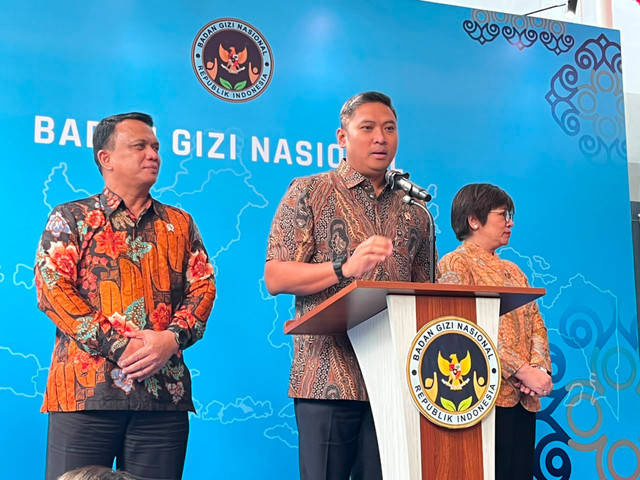 Kepala BGN Sudaryono, Wakil Kepala BGN Agustina Arumsari dan Trenggono saat konferensi pers di Kantor BGN, Jakarta Pusat, Jumat (31/7/2026). Foto: Nasywa Athifah/kumparan