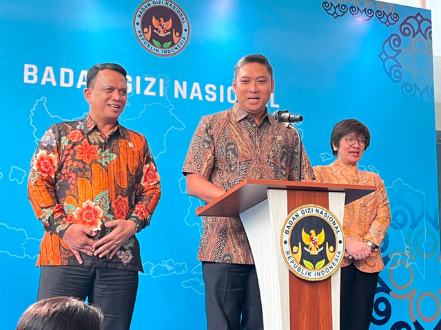 Kepala BGN Sudaryono, Wakil Kepala BGN Agustina Arumsari dan Trenggono saat konferensi pers di Kantor BGN, Jakarta Pusat, Jumat (31/7/2026). Foto: Nasywa Athifah/kumparan