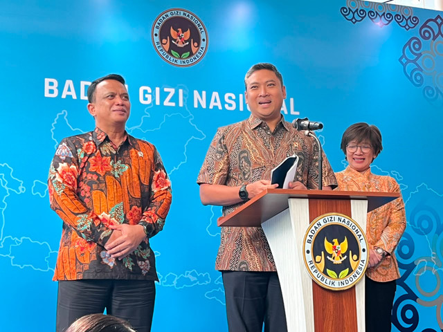 Kepala BGN Sudaryono, Wakil Kepala BGN Agustina Arumsari dan Trenggono saat konferensi pers di Kantor BGN, Jakarta Pusat, Jumat (31/7/2026). Foto: Nasywa Athifah/kumparan