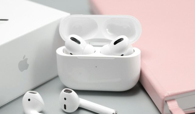 Ilustrasi TWS half in-ear terbaik 2026. Foto: Unsplash.