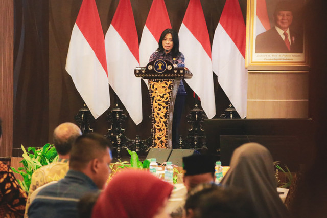 Kepala BPHN Min Usihen buka bakti sosial Kemenkum Peduli jelang Hari Pengayoman ke-81 dengan salurkan 750 paket sembako bagi tenaga alih daya dan sunatan bagi anak-anak, Kamis (30/7/2026). Foto: Dok. BPHN