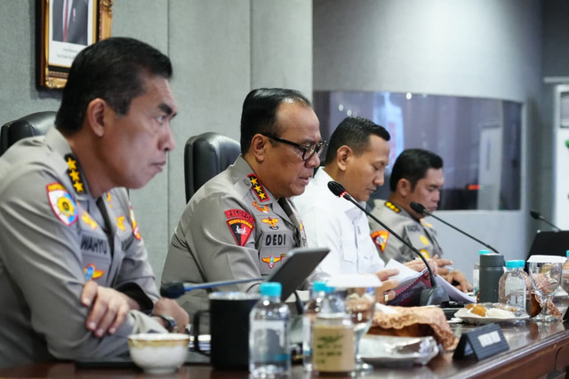 Wakapolri Komjen Dedi Prasetyo dan Irwasum Komjen Wahyu Widada rapat bahas musim kekeringan di daerah, Jumat (31/7). Foto: Dok. Polri