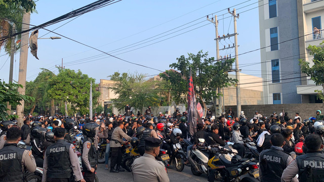 Massa pesilat memblokade Jalan Kartini, Surabaya, Jumat (31/7/2026). Foto: Farusma Okta Verdian/kumparan