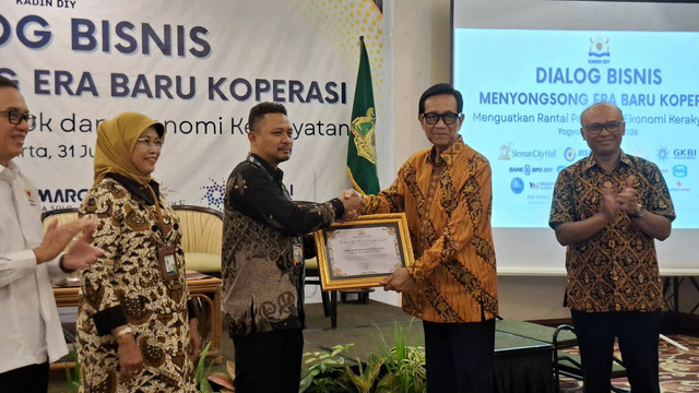 Gubernur Daerah Istimewa Yogyakarta (DIY), Sri Sultan Hamengku Buwono X, menyerahkan penghargaan kepada SMK Koperasi Yogyakarta di Loman Park Hotel, Yogyakarta, Jumat (31/7). Foto: Gigih Imanadi Darma/Pandangan Jogja