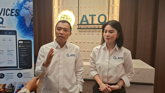 Direktur Utama ATQ, Gundawa dan Direksi Komersial ATQ, Stephanie Citra, memberikan keterang pers di kantor pusat PT Asiatrust Technovima Qualiti (ATQ), Gedung T Tower, Pancoran, Jakarta Selatan, Jumat (31/7). Foto: Pradya Tirta/kumparan