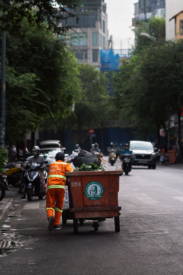 dokumentasi petugas pengangkut sampah by. pixels.com