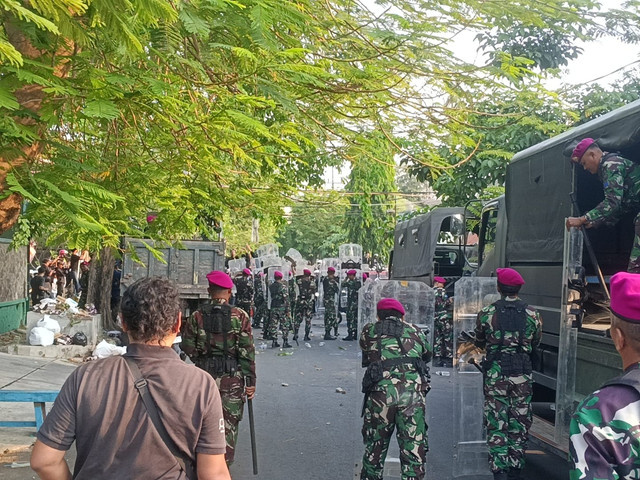 Massa pesilat saat melakukan pelemparan batu hingga kayu di sekitar Jalan Teuku Umar, Surabaya, Jumat (31/7/2026). Foto: Farusma Okta Verdian/kumparan
