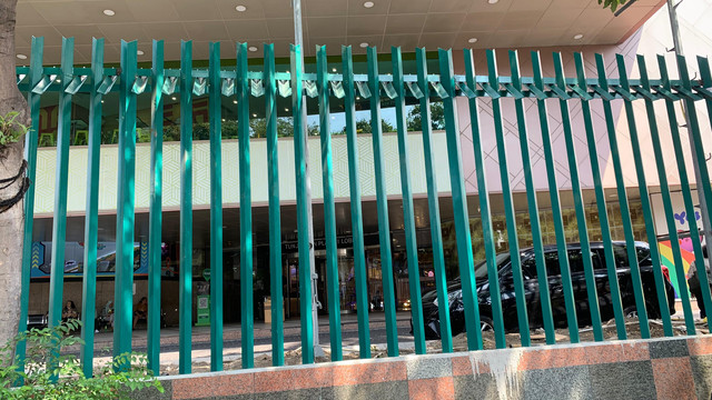 Pagar di salah satu mal di kawasan Surabaya Tengah, Jumat (31/7/2026). Foto: Farusma Okta Verdian/kumparan