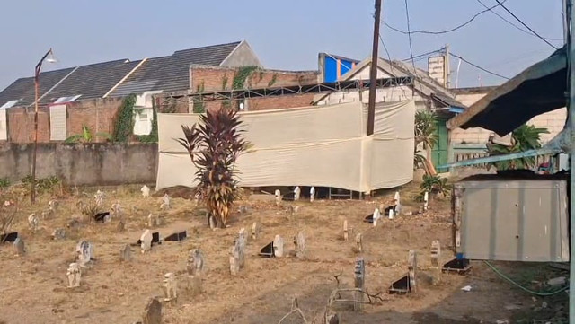 Makam salah satu pegawai Kejaksaan Negeri (Kejari) Kota Mojokerto bernama Rei Besari Gaylendri (35 tahun) di Dusun Lengki, Desa Suruh, Kecamatan Sukodono, Kabupaten Sidoarjo, dibongkar, pada Jumat (31/7). Foto: Dok. Istimewa
