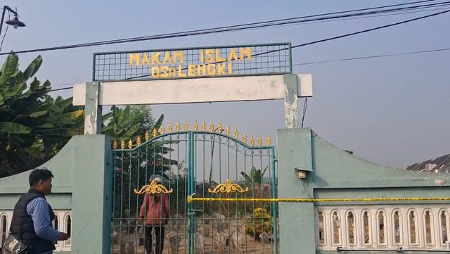 Makam salah satu pegawai Kejaksaan Negeri (Kejari) Kota Mojokerto bernama Rei Besari Gaylendri (35 tahun) di Dusun Lengki, Desa Suruh, Kecamatan Sukodono, Kabupaten Sidoarjo, dibongkar, pada Jumat (31/7). Foto: Dok. Istimewa