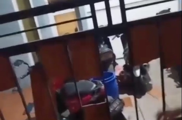 Sebuah rumah kontrakan yang ditempati anggota Polri di wilayah Majalaya, Kabupaten Karawang, diserang sekelompok orang tak dikenal (OTK) pada Kamis (30/7) malam. Foto: Dok. Istimewa