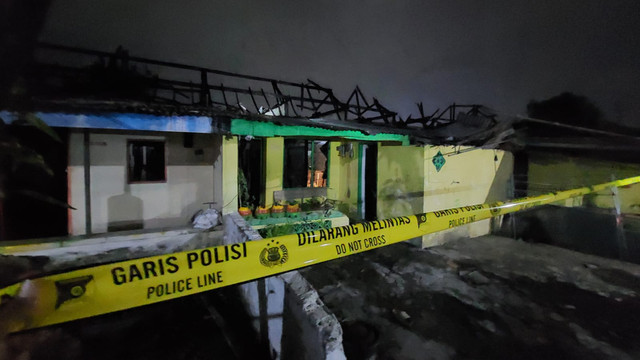 Kebakaran melanda Asrama Polisi anggota Polresta Surakarta yang berlokasi di Jalan Bhayangkara, Kampung Panularan RT 06/RW 07, Kelurahan Panularan, Kecamatan Laweyan Solo, Jumat (31/7). Foto: Dok. kumparan