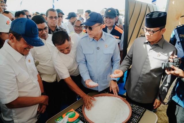 Menteri Koordinator Bidang Pangan Zulkifli Hasan saat meninjau pembangunan Kawasan Sentra Industri Garam Nasional (K-SIGN) di Rote Ndao, Nusa Tenggara Timur. Foto: Kemenko Pangan
