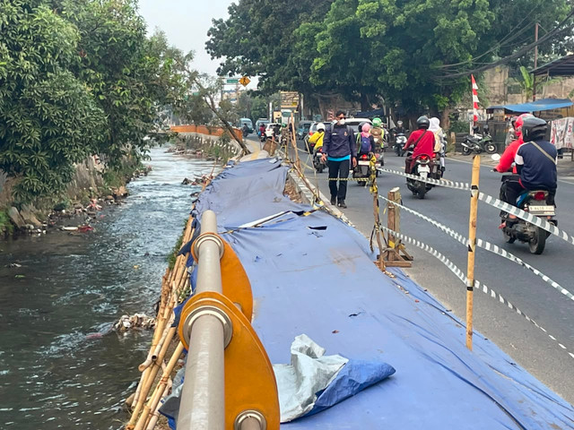 Trotoar amblas di Jalan Raya Sawangan, Kota Depok, Jawa Barat. Foto: Dok kumparan