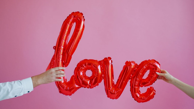Ilustrasi Ucapan Girlfriend Day 2026, Foto: Unsplash/Vitaly Gariev