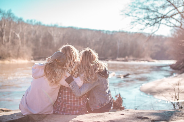Ilustrasi arti dari National Girlfriend Day. Foto: Unsplash.com/Courtney Cook