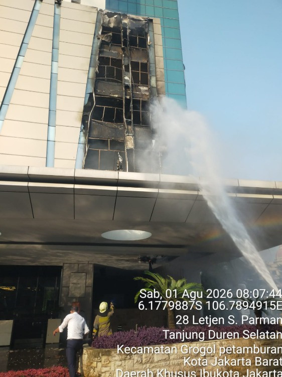 Sebuah hotel di Jl. Letjen S. Parman, Kel. Tanjung Duren Selatan, Kec. Grogol Petamburan terbakar pada Sabtu (1/8). Foto: Dok. Damkar Jakbar