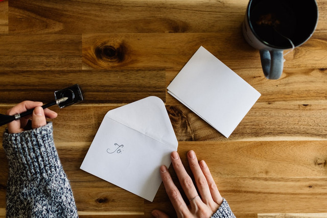 Ilustrasi contoh surat untuk sahabat. Foto: Unsplash.com/Kelly Sikkema