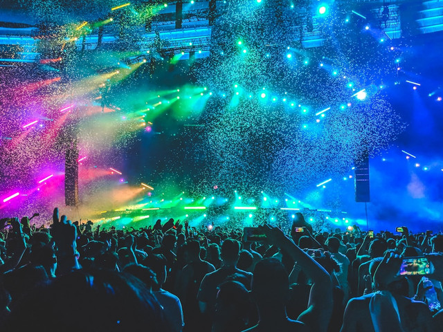 Ilustrasi CORTIS Lollapalooza 2026 kapan, foto bukan festival musik yang sebenarnya: Unsplash/Aditya Chinchure