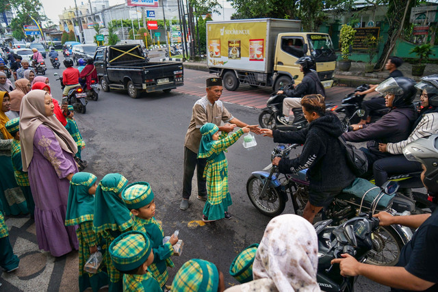 Potret Membiasakan Sedekah Sejak Dini Foto by Pexels