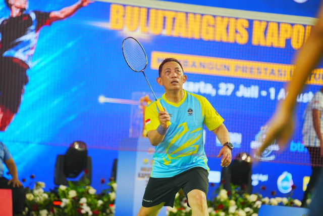 Kapolri Jenderal Listyo Sigit Prabowo melawan Menteri Energi dan Sumber Daya Mineral (ESDM) Bahlil Lahadalia dalam penutupan Kejuaraan Bulu Tangkis Kapolri Cup 2026 di GOR UNJ, Jakarta, Sabtu (1/8/2026). Foto: Dok. Polri