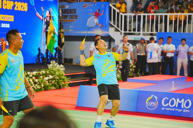Kapolri Jenderal Listyo Sigit Prabowo melawan Menteri Energi dan Sumber Daya Mineral (ESDM) Bahlil Lahadalia dalam penutupan Kejuaraan Bulu Tangkis Kapolri Cup 2026 di GOR UNJ, Jakarta, Sabtu (1/8/2026). Foto: Dok. Polri