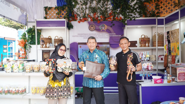 kakanwil ditjenpas memamerkan produk wib binaan lapas rutan se diy di bantul expo