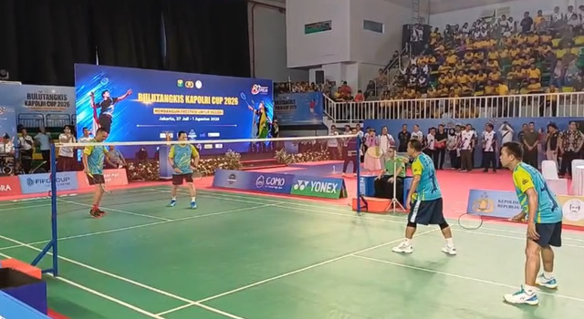 Kapolri Jenderal Listyo Sigit Prabowo melawan Menteri ESDM Bahlil Lahadalia saat Penutupan Kejuaraan Bulutangkis Kapolri Cup 2026 di GOR UNJ, Rawamangun, Jakarta Timur, Sabtu (1/8/2026). Foto: Nasywa Athifah/kumparan