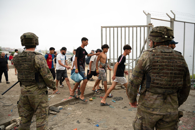 Para migran kembali ke Maroko setelah mereka menyeberangi perbatasan untuk memasuki wilayah Ceuta di Afrika Utara milik Spanyol, Jumat (31/7/2026). Foto: Jorge Guerrero/AFP