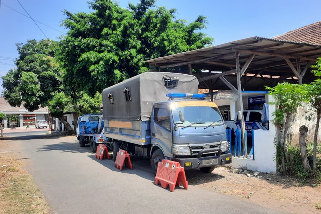 Truk TNI AL yang ditabrak Mercy di Situbondo. Foto: Dok. Istimewa