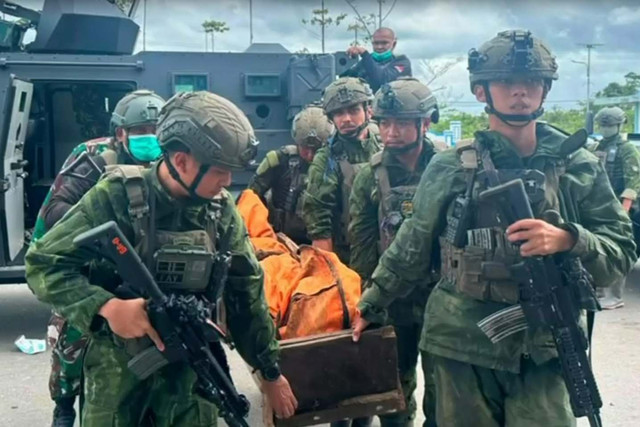 Proses evakuasi jenazah warga Papua yang ditembak mati dan dibuang ke jurang oleh OPM. Foto: Dok. Istimewa