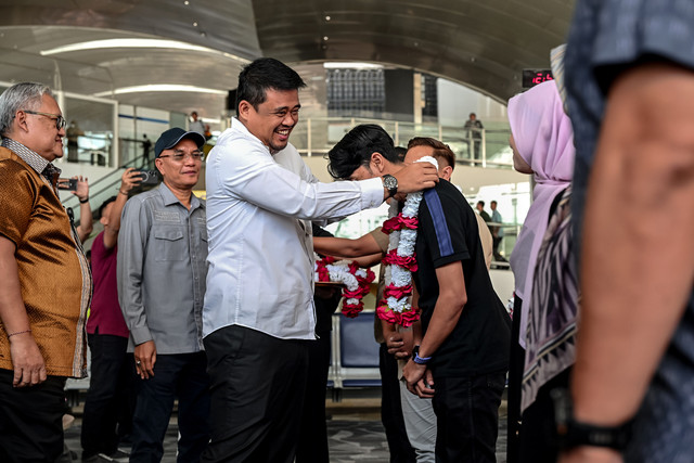 Gubernur Sumatera Utara Bobby Nasution resmikan penerbangan perdana Wings Air rute Kualanamu-Mandailing Natal guna pangkas waktu tempuh dan perkuat konektivitas antardaerah, Sabtu (1/8/2026). Foto: Diskominfo Sumut