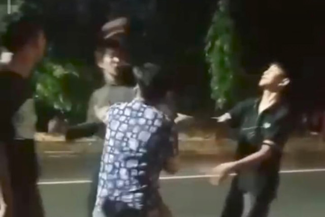 Seorang pria menjadi korban pengeroyokan sejumlah orang di sebuah apartemen di Jalan Inspeksi Kalimalang, Desa Wangunharja, Cikarang Utara pada Kamis malam (31/7/2026). Foto: Humas Polres Metro Bekasi Kota