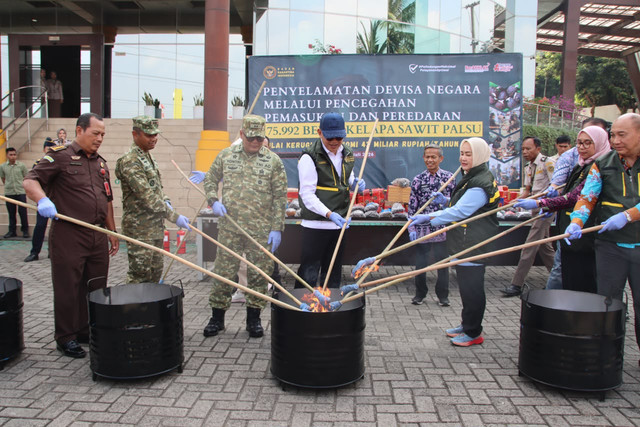 Kepala Barantin Abdul Kadir Karding dalam konferensi pers penggagalan peredaran 75.992 butir bibit kelapa sawit ilegal, Kamis (31/7/2026). Foto: Dok. Badan Karantina Indonesia (Barantin)