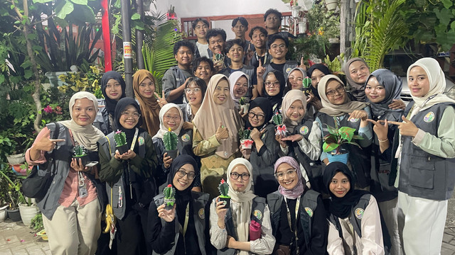 Dokumentasi TIM II KKN Tematik IDBU 30 Undip bersama Ketua Bank Sampah Desa Sriwulan.