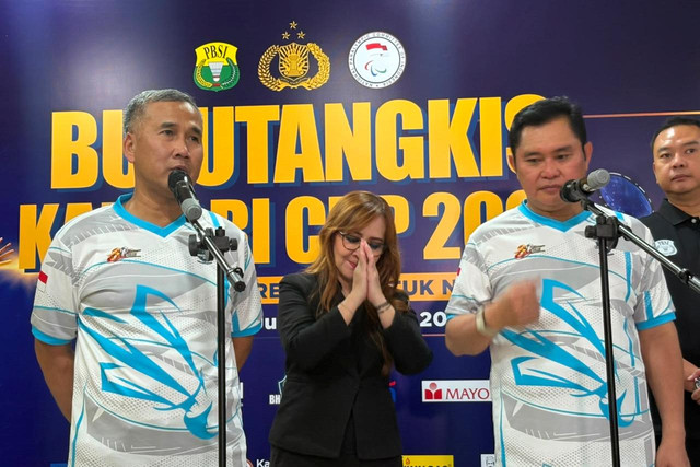 Ketua Pelaksana Kejuaraan Bulutangkis Kapolri Cup 2026 Irjen Mardiono dan Ketum PBSI sekaligus Astama Ops Polri Komjen Fadil Imran di GOR UNJ, Rawamangun, Jakarta Timur, Sabtu (1/8/2026). Foto: Nasywa Athifah/kumparan