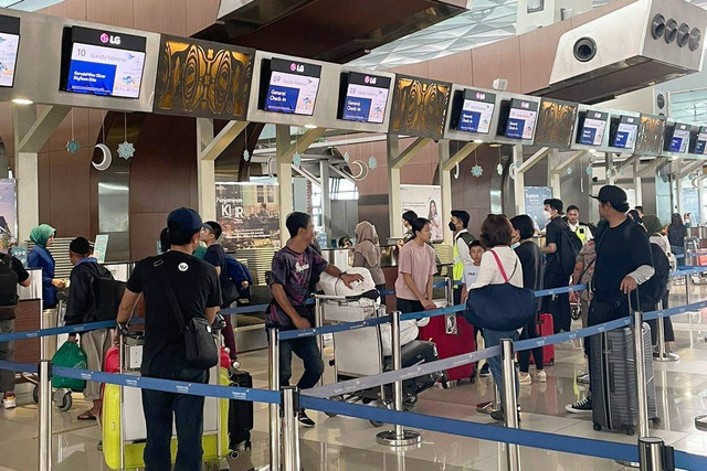 Calon penumpang pesawat di Terminal 3 Domestik Bandara Internasional Soekarno-Hatta. Foto: Rini Friastuti/kumparan