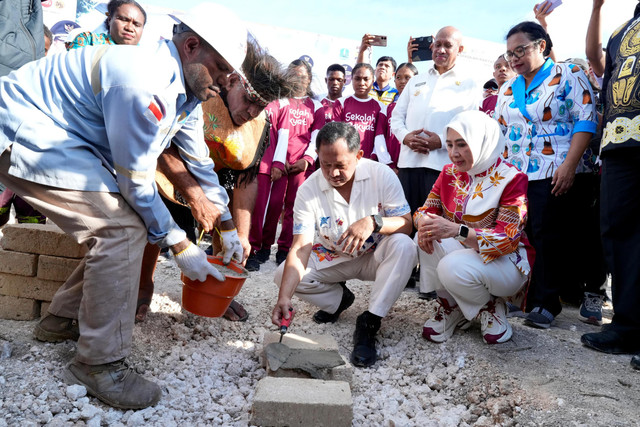 Mendagri Tito Karnavian lakukan groundbreaking Sekolah Rakyat di Kabupaten Biak Numfor, Papua, Sabtu (1/8/2026). Foto: Kemendagri RI