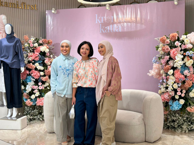 Pelanggan KAMI mengenakan koleksi Kroma Katta terbaru di gerai KAMI Senayan City, Jakarta Pusat, Kamis (30/7/2026). Foto: Judith Aura/kumparan