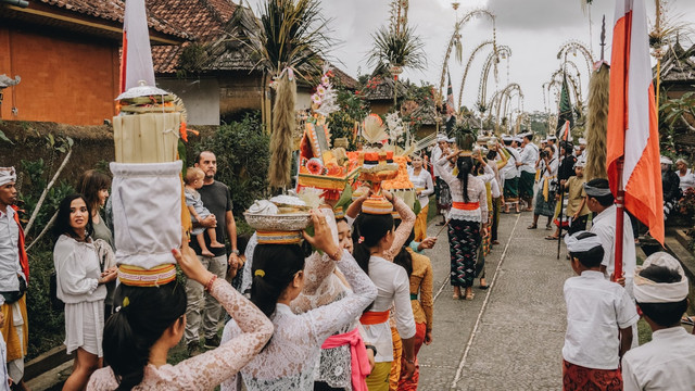 ilustrasi tradisi indonesia yang masih dilakukan sampai sekarang. unsplash/rubenhutabarat