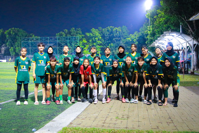 Seluruh skuad Newland FA seusai sesi latihan rutin di Stadion H. Abdul Malik, Depok, Jawa Barat, Kamis (30/7). Foto: Agri Aulian Perdana/kumparan