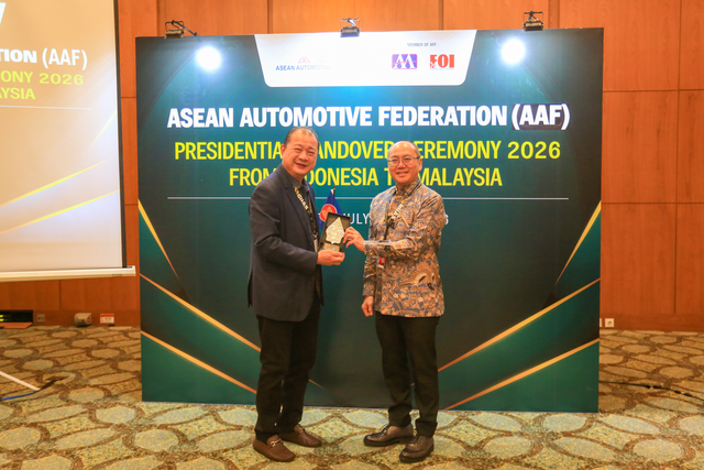 Gaikindo menyerahkan kepemimpinan Federasi Otomotif ASEAN Malaysian Automotive Association (MAA). Foto: Dok. Gaikindo