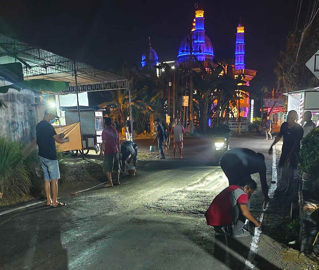 Jelang HUT RI, warga RT 01/RW 01 Desa Penaruban bergotong royong mengecat garis tepi jalan. Foto dokumen pribadi.