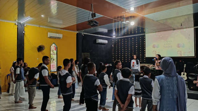 Tampak para anak- anak panti asuhan sedang bermain games bersama dengan siswa siswi SMA Negeri 4 Palangka Raya