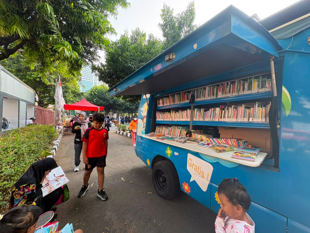 Perpustakaan keliling di Car Free Day (CFD) Rasuna Said, Jakarta, Minggu (2/8/2026). Foto: Ratu Shafa/kumparan