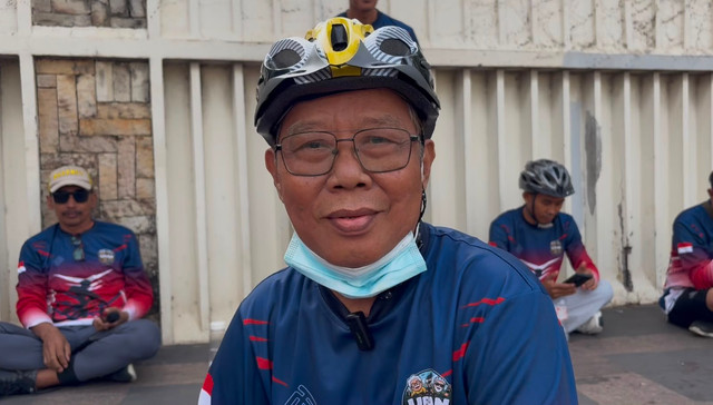 Pamudji Rahardjo (75), Anggota Komunitas Uban Gowes Mania (UGM) saat ditemui di kawasan CFD Bundaran HI, Jakarta Pusat, Minggu (2/8/2026). Foto: Nauval Pratama/kumparan