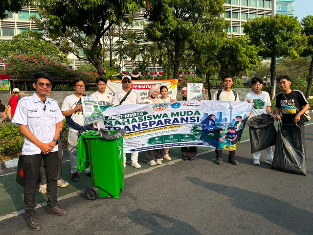 Organisasi Mahasiswa Muda Transparansi saat kampanye Sosialiasi Sampah di kawasan CFD Bundaran HI, Jakarta Pusat, Minggu (2/8/2026). Foto: Nauval Pratama/kumparan